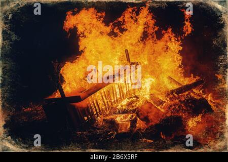 Wunderschönes großes Feuer auf schwarzem Nachthintergrund, alter Fotoeffekt. Stockfoto