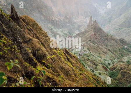 Surreale Aussicht auf die Atmosphäre im fruchtbaren Xo-xo Tal. Malerische Landschaft von blaugrünen Berghängen und Felsen. Santo Antao kap Verde. Stockfoto