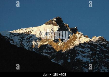 Digitales Gemälde: Berge In Chitkul-0181 Digitales Gemälde schneebedeckter Berggipfel in Chitkul, Kinnaur, Himachal Pradesh, Indien. Stockfoto