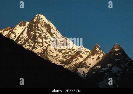 Digitale Malerei: Berge In Chitkul-0184 Digitale Malerei schneebedeckter Berggipfel in Chitkul, Kinnaur, Himachal Pradesh, Indien. Stockfoto