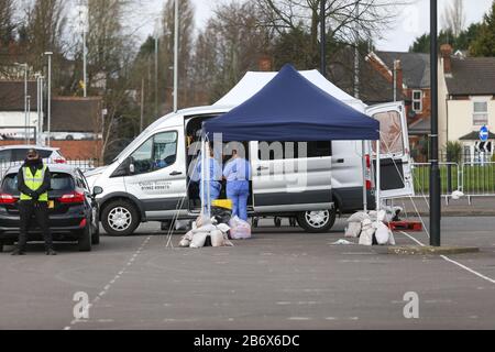 Wolverhampton, West Midlands, Großbritannien. März 2020. In einem Parkhaus im Stadtzentrum von Wolverhampton wurde ein Durchfahrt-Testzentrum für Coronavirus COVID-19 eingerichtet. Das mobile Testzentrum ist nur für Überweisungen zugänglich und ist das erste, das in den West Midlands erscheint. Kredit: Peter Lopeman/Alamy Live News Stockfoto