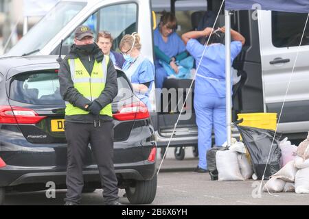 Wolverhampton, West Midlands, Großbritannien. März 2020. In einem Parkhaus im Stadtzentrum von Wolverhampton wurde ein Durchfahrt-Testzentrum für Coronavirus COVID-19 eingerichtet. Das mobile Testzentrum ist nur für Überweisungen zugänglich und ist das erste, das in den West Midlands erscheint. Kredit: Peter Lopeman/Alamy Live News Stockfoto