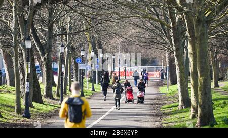 Brighton UK 12. März 2020 - Wanderer genießen heute die Wintersonne durch Das Niveau im Stadtzentrum von Brighton. Kredit: Simon Dack / Alamy Live News Stockfoto