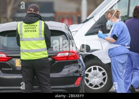 Wolverhampton, West Midlands, Großbritannien. März 2020. In einem Parkhaus im Stadtzentrum von Wolverhampton wurde ein Durchfahrt-Testzentrum für Coronavirus COVID-19 eingerichtet. Das mobile Testzentrum ist nur für Überweisungen zugänglich und ist das erste, das in den West Midlands erscheint. Kredit: Peter Lopeman/Alamy Live News Stockfoto