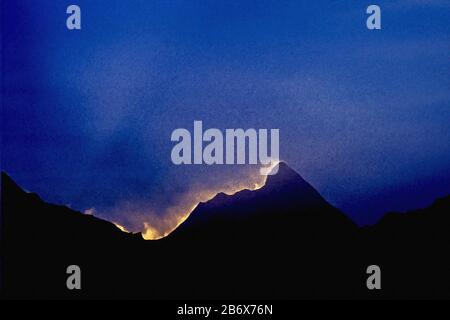 Digitale Gemälde; Nanda Devi Peak-59 Nanda Devi ist der höchste Berg Indiens, oberhalb des Gangotri-Tempels, Garhwal Himalaya, Indien. Stockfoto