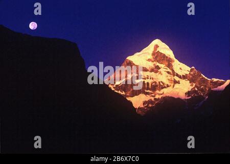 Digitale Gemälde; Neelkanth Peak-22 Digitales Gemälde von Neelkanth Peak in Badrinath im Garhwal Himalaya, Uttarakhand, Indien. Stockfoto