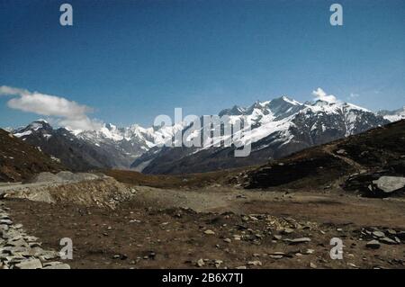 Digitales Gemälde: Landschaft des Rohtang-Passes-0179 Digitales Gemälde der schneebedeckten Pirpanjal-Reihe in Rohtang, Himachal Pradesh, Indien. Stockfoto