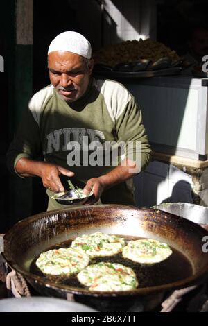 Lebensmittelhersteller, der Falafel, Khan al Khalili Market, Kairo, Ägypten, zubereitet Stockfoto