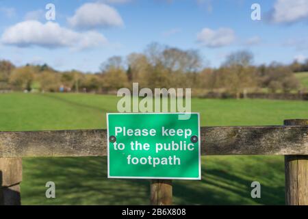 Landesschild am Tor weist die Menschen an, sich auf dem öffentlichen Fußweg zu halten. Much Hadham, Hertfordshire. GROSSBRITANNIEN. Stockfoto