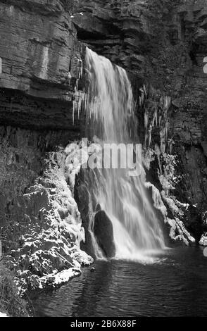 Nahaufnahme von Thornton Force, River Twiss, Yorkshire Dales, England, Großbritannien, an einem eisigen Wintertag. Schwarzweiß-Filmfoto Stockfoto