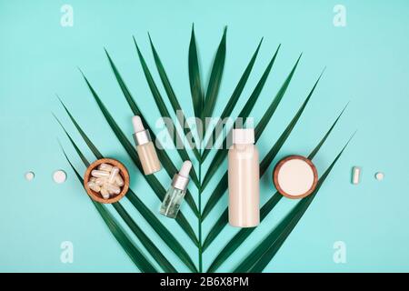 Verschiedene Arten von Kollagen auf palm leaf. Pulver, Kapseln, Tabletten und Flüssigkeit. Stockfoto