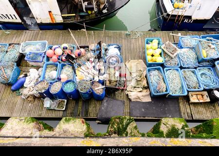 Brighton, Großbritannien, 07-03-2020, Fischerboot aus Teathered im Hafen von Brighton Marina, Stockfoto