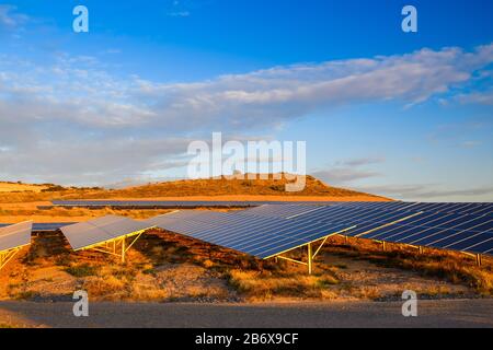 Solarpanel-Farm bei Sonnenuntergang in South Australia Stockfoto