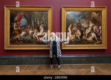 Die Historikerin Mary Beard sieht 'Diana and Actaeon' (links) und 'Diana and Callisto', Teil der Poesie-Serie von Titian, die große griechische, mythologische Gemälde umfasst, die in der Ausstellung "Titian: Liebe, Begierde, Tod" in der National Gallery in London zu sehen sind. Die Ausstellung bringt erstmals seit dem späten 16. Jahrhundert die sechs Gemälde in ihrer Gesamtheit zusammen. Stockfoto