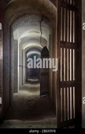 Jahrhundert wurden Särge in den unterirdischen Katakomben des West Norwood Cemetery gelagert und bleiben dort heute. Stockfoto