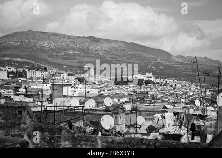 Ein Blick über Fes, Marokko, von der umliegenden Landschaft Stockfoto