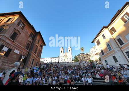 Leitartikel - Spanische Treppe, Rom - Italien 16. Juni 2019: Touristen besuchen das berühmte Wahrzeichen Roms an einem warmen Sommertag. Stockfoto