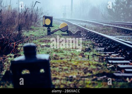 Bahngleise Wechselt am Bahnknotenpunkt vor der entschärften Entgleiserlaterne Stockfoto