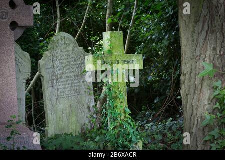 Gräber und Denkmäler auf dem West Norwood Cemetery, der erstmals im Jahr vorher benutzt wurde. Stockfoto