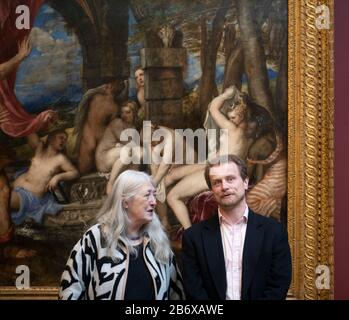 National Gallery, London, Großbritannien. März 2020. Titian: Love Desire Tod, eine große Ausstellung, in der Titians vollständiger Gemäldezyklus, der als Poesie bekannt ist und erstmals seit dem späten 16. Jahrhundert von griechischen Mythen inspiriert ist, zusammenführt. Bild: Klassische Gelehrte und Historikerin Dame Mary Beard mit Kurator Dr. Matthias Wivel vor Titians Diana und Actaeon, 1556-9. The National Gallery, London. Kredit: Malcolm Park/Alamy Live News. Stockfoto