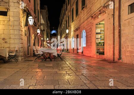 Szene-Kopfsteinpflaster-Straße und Cafés in Dubrovnik, historische UNESCO-Kulturstätte Altstadt von Dubrovnik, Kroatien in der Nacht