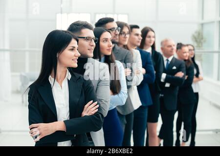 Eine Gruppe verschiedener Geschäftsleute, die sich zusammenfinden Stockfoto