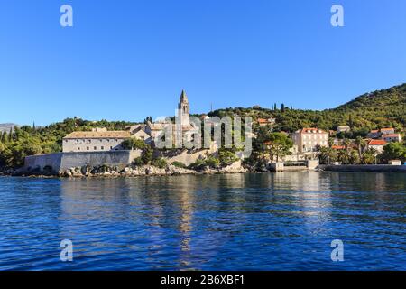 Die Hafen- und Klosterkirche der kleinen Ferieninsel Lopud, Elaphiti-Inseln, in der Nähe von Dubrovnik, Adria, Kroatien Stockfoto