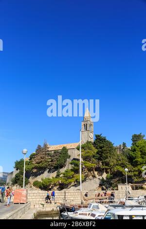 Die Hafen- und Klosterkirche der kleinen Ferieninsel Lopud, Elaphiti-Inseln, in der Nähe von Dubrovnik, Adria, Kroatien Stockfoto