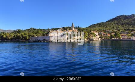 Die Hafen- und Klosterkirche der kleinen Ferieninsel Lopud, Elaphiti-Inseln, in der Nähe von Dubrovnik, Adria, Kroatien Stockfoto