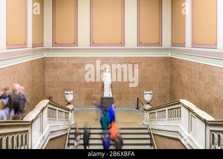 Die South Stairs, Leute auf der großen Treppe, Long Exposure, Das British Museum, London, England, Großbritannien Stockfoto