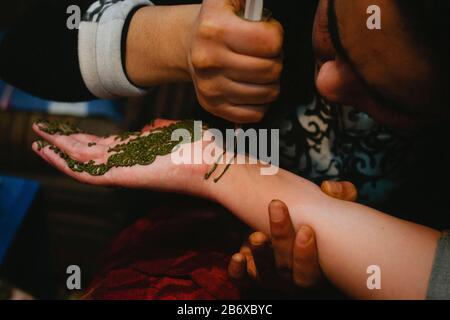 Eine junge Frau hat Henna in Fes, Marokko, an Händen und Arm angelegt Stockfoto