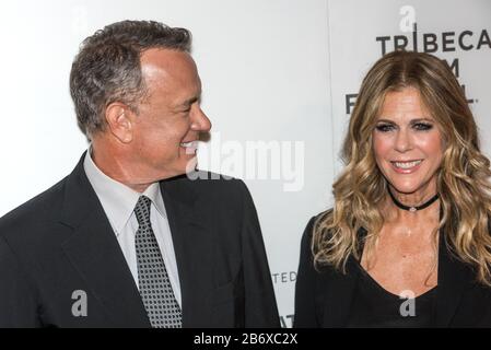 Schauspieler Tom Hanks kommt mit seiner Frau Rita Wilson zur Weltpremiere von "The Circle" auf dem Tribeca Film Festival 2017 in New York am April Stockfoto