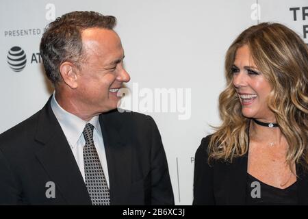 Schauspieler Tom Hanks lachen mit seiner Frau Rita Wilson, während sie auf dem Tribeca Film Festival 2017 in New Yo die Weltpremiere von "The Circle" besuchen Stockfoto
