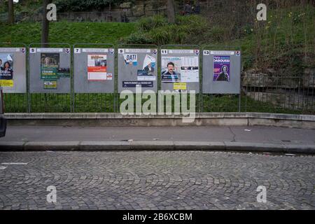 Anzeigetafeln mit Wahlkandidaten, die bei französischen Kommunalwahlen kandidieren, rue Ronsard, Montmartre, 75018 Paris, Frankreich, März 2020 Stockfoto