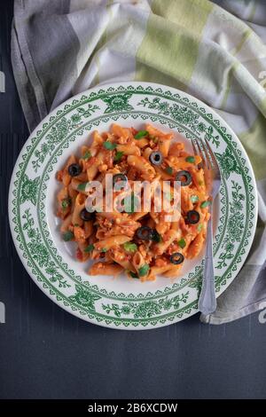 Pan Arrabiata Pasta auf einem dunklen Hintergrund Stockfoto