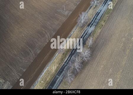 Frisch gepflügte Felder von der Drone aus. Landwirtschaft und Landwirtschaft Stockfoto