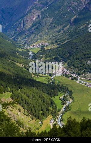 Cogne-Tal, Valle d'Aosta, Italien. Die Stadt im Vordergrund ist Cogne. Im Hintergrund steht die Stadt Epinel. Die Städte sind bei den Besuchern beliebt Stockfoto