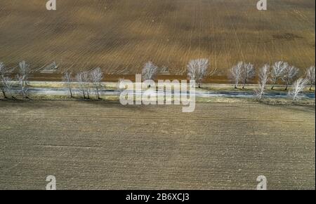 Frisch gepflügte Felder von der Drone aus. Landwirtschaft und Landwirtschaft Stockfoto