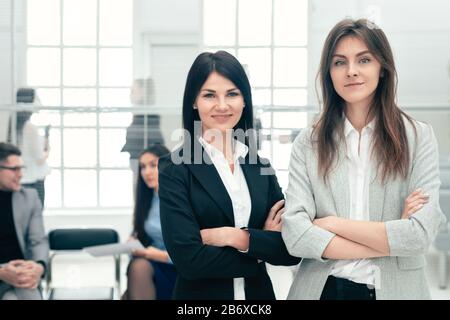 Zwei junge Geschäftsfrau, die im Amt steht Stockfoto