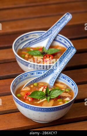 Chinesisch süß-sauer Suppe auf Holz Stockfoto