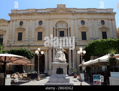 Valletta. Malta. Altstadt. Statue der Königin Victoria, die eine Schal aus maltesischer Spitze trägt, vor der Nationalbibliothek von Malta auf dem Platz der Republik. Stockfoto