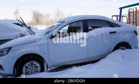 Kasachstan, Ust-Kamenogorsk - 20. Februar 2020. Auto Lada Vesta auf dem Parkplatz. Russisches Auto. Stockfoto