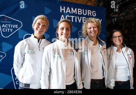 Hamburg, Deutschland. März 2020. Die Atlantikruderer Stefanie Kluge (l-r), Meike Ramuschkat, Timna Bicker und Catharina Streit aus dem Team "RowHHome" sind nach einem Empfang im Bürgermeistersaal im Rathaus zusammen. Die vier Frauen waren in 42 Tagen bei der "Talisker Whisky Atlantic Challenge" von La Gomera über den Atlantik nach Antigua gerodet. Kredit: Christian Charisius / dpa / Alamy Live News Stockfoto