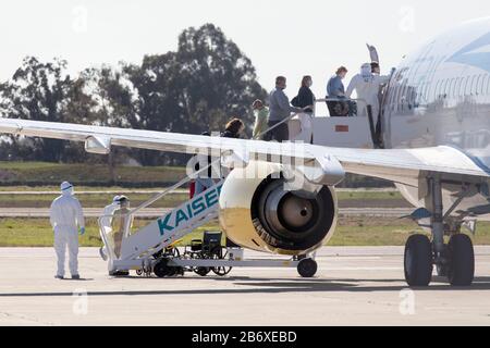 San Francisco, USA. März 2020. Am Oakland International Airport in Oakland, Kalifornien, den Vereinigten Staaten, am 11. März 2020 sind die Menschen von der Kreuzfahrtschifflinie Grand Princess bis hin zu einem Flugzeug auf dem Weg zu bestimmten Scheck- und Quarantäneplätzen ausgestiegen. Der Transport von Passagieren, die von der an Coronavirus erkrankten Grand Princess ausstiegen, wird seit dem Andocken des Kreuzfahrtschiffs am Hafen von Oakland im US-Bundesstaat Kalifornien durchgeführt. Kredit: Li Jianguo/Xinhua/Alamy Live News Stockfoto