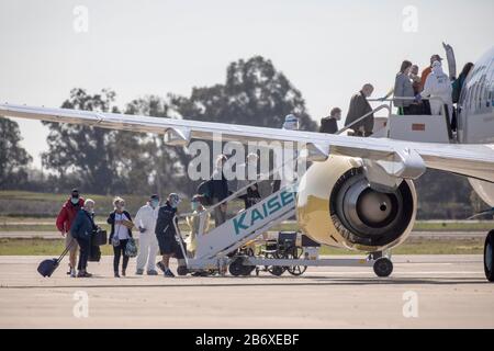 San Francisco, USA. März 2020. Am Oakland International Airport in Oakland, Kalifornien, den Vereinigten Staaten, am 11. März 2020 sind die Menschen von der Kreuzfahrtschifflinie Grand Princess bis hin zu einem Flugzeug auf dem Weg zu bestimmten Scheck- und Quarantäneplätzen ausgestiegen. Der Transport von Passagieren, die von der an Coronavirus erkrankten Grand Princess ausstiegen, wird seit dem Andocken des Kreuzfahrtschiffs am Hafen von Oakland im US-Bundesstaat Kalifornien durchgeführt. Kredit: Li Jianguo/Xinhua/Alamy Live News Stockfoto