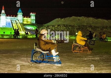 Spaß mit dem Eisbike in der Snow & Ice World in Harbin. Stockfoto