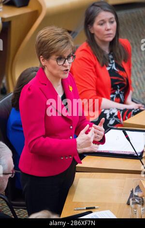 Edinburgh, Großbritannien. März 2020. Abgebildet: Nicola Sturgeon MSP - Erster Minister von Schottland und Führer der Scottish National Party (SNP). Szenen aus Ersten Ministerfragen im schottischen Parlament in der ersten Woche des Prozesses gegen Den Ehemaligen Ersten Minister - Alex Salmond, und Spannungen aa laufen hoch bei Holyrood. Kredit: Colin Fisher/Alamy Live News Stockfoto