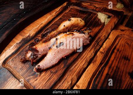 Köstliche und saftige Scheiben gebratenes Steak auf einem Holzbrett. Bereit zum servieren. Stockfoto