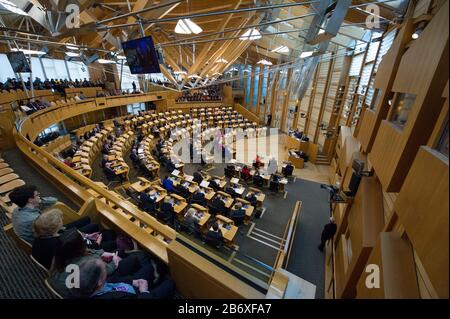 Edinburgh, Großbritannien. März 2020. Abgebildet: Nicola Sturgeon MSP - Erster Minister von Schottland und Führer der Scottish National Party (SNP). Szenen aus Ersten Ministerfragen im schottischen Parlament in der ersten Woche des Prozesses gegen Den Ehemaligen Ersten Minister - Alex Salmond, und Spannungen aa laufen hoch bei Holyrood. Kredit: Colin Fisher/Alamy Live News Stockfoto