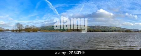 Panoramasicht auf Ackerland unter Wasser als Folge des Flusses Severn, der nach starkem Regen seine Ufer platzt Stockfoto